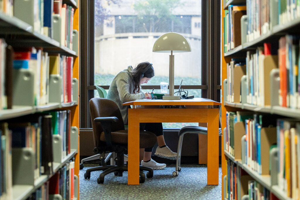 Sights and scenes around the UConn Health library in Farmington on Oct. 19, 2023. (Sydney Herdle/UConn Photo)